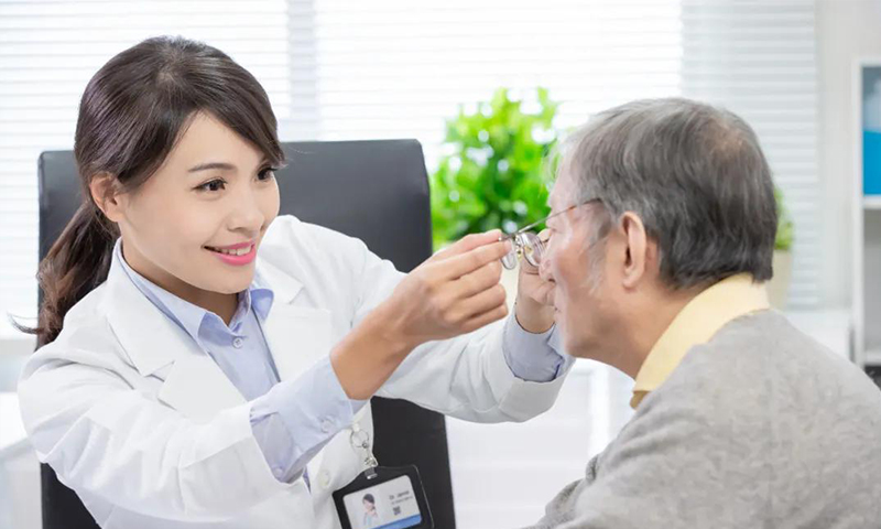 剛進(jìn)入40歲，你能接受戴老花鏡嗎？