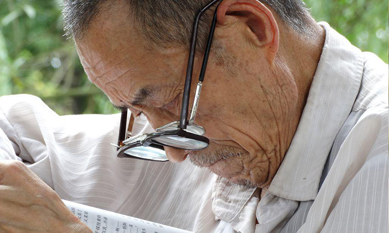 選配老花鏡掌握六個(gè)關(guān)鍵點(diǎn)，佩戴舒適不頭暈