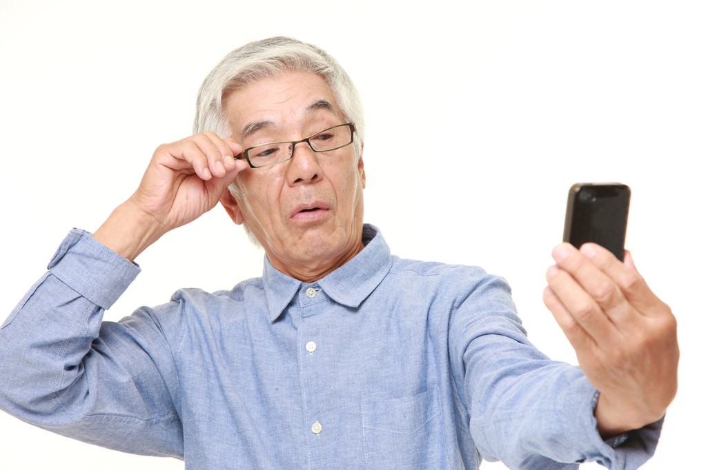 天天玩手機，老花眼可不慣著(zhù)你！