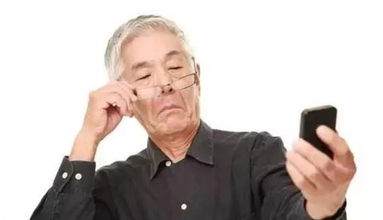 美麗島多焦鏡：用手機發(fā)信息成了奢侈，六十歲的困惑看他怎么解決